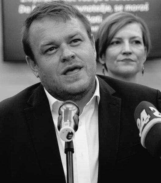 #SimonMaljevac v <a href="/TVOdmevi/">Odmevi</a> ni odgovoril na nobeno vprašanje Rosvite Pesek. Ona vpraša eno, on odgovarja nekaj povsem drugega. Nikogar ne zanima koliko srečanj je opravil in koliko sestankov so imeli. Zanimajo nas konkretni odgovori, teh pa nan ta, levi "omejenec", ni zmožen dati.