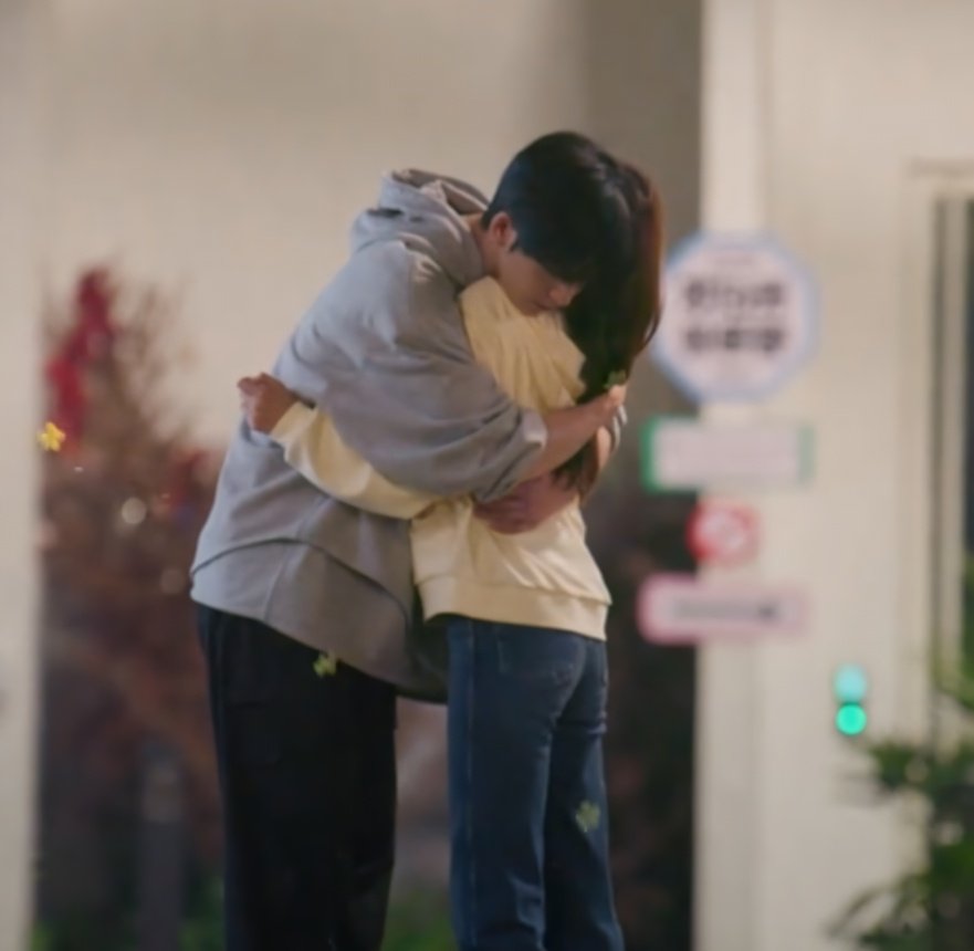 tinyeops's tweet photo. sobbing so hard rn i love my 6' ft tall fictional men who just need to be emotionally comforted by their pretty gfs #thebestthing https://t.co/pznSdUfLRt