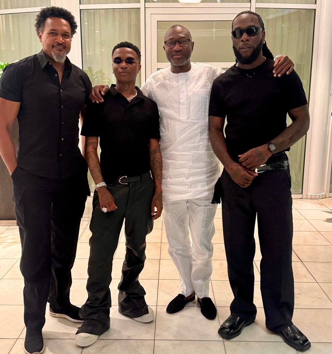 AfroBeating's tweet image. Billionaire Femi Otedola hosts global superstars @WizkidAyo and @BurnaBoy 💪🏾🔥

#afrobeating #Otedola #Wizkid #BurnaBoy #Afrobeats