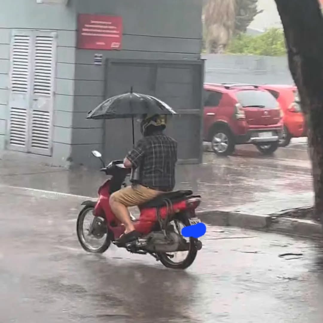Argentinos: el mate es nuestro

El uruguayo que menos le gusta tomar mate (en moto bajo lluvia pero con termo abajo del brazo)