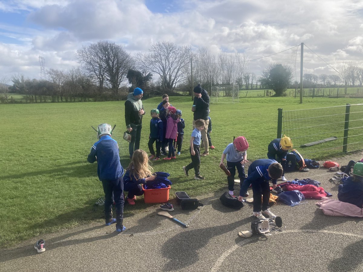 MonahanAl's tweet photo. @Hurling365 
A picture paints a thousand words.
The ultimate 365 in @cushinstown 
The club coach✅
The school principal ✅
Happy Kids✅
Fantastic all year round effort from club and school👏👏👏
@Hurling365 @FreshtodayL https://t.co/rcRXXhgZN6