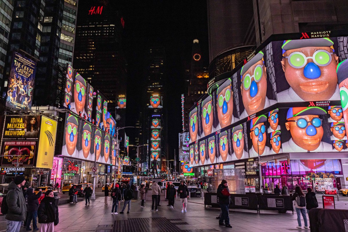 Trenton Doyle Hancock’s technicolor #MidnightMoment is illuminating in Times Square 🌈✨ Experience 🟡🟢‘Color Crop’🔴🔵 on display every night from 11:57 PM to midnight through February 29, presented by Times Square Arts [@tsqarts] in collaboration with James Cohan Gallery 🌟