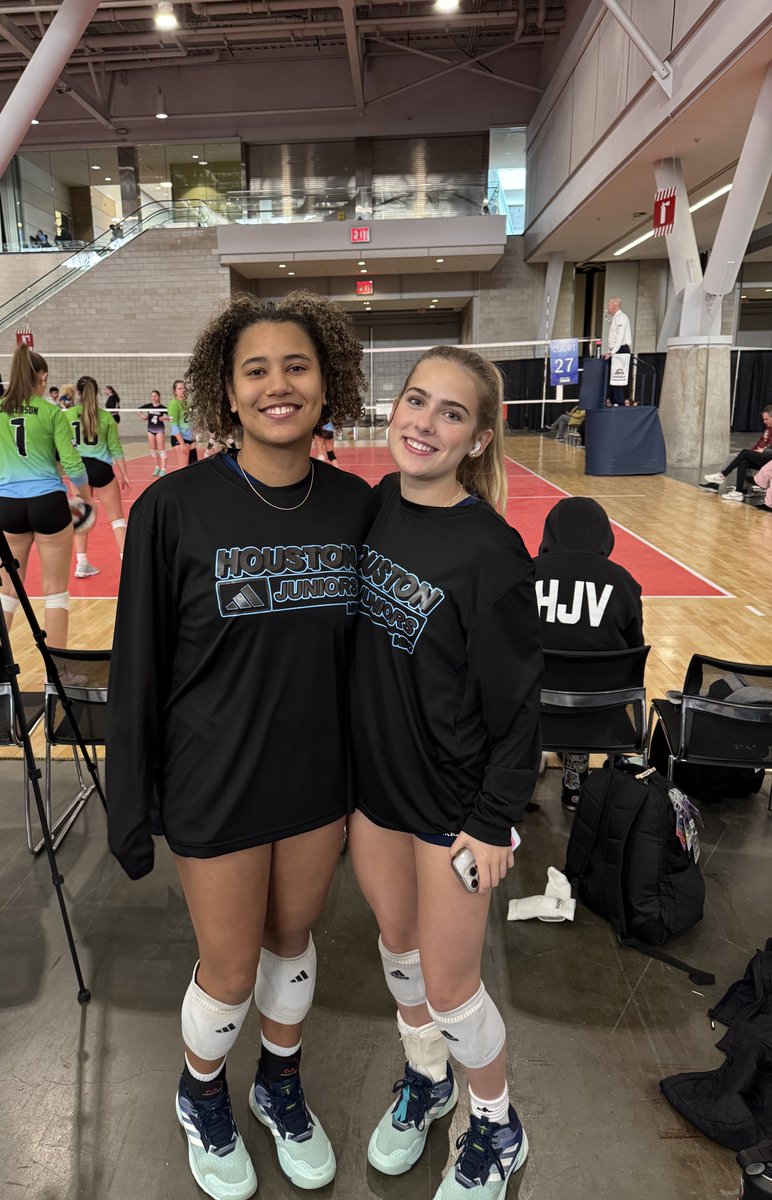 MilayaGraves's tweet photo. A few pics from the Boston tournament. You see the cover shirts 🤩😍@ReddiesVB ♥️ We had so much fun 🎉 @houstonjuniors #18National 🧡 https://t.co/ydXxNb9e1x