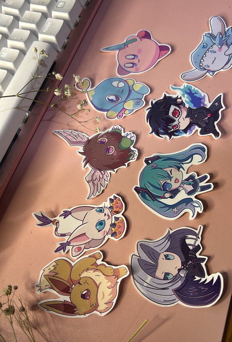 Tengo 4 nuevos diseñitos, dmsito por si alguien gustaaaa. Iré a Kazzet y Sumi esta semana &lt;3