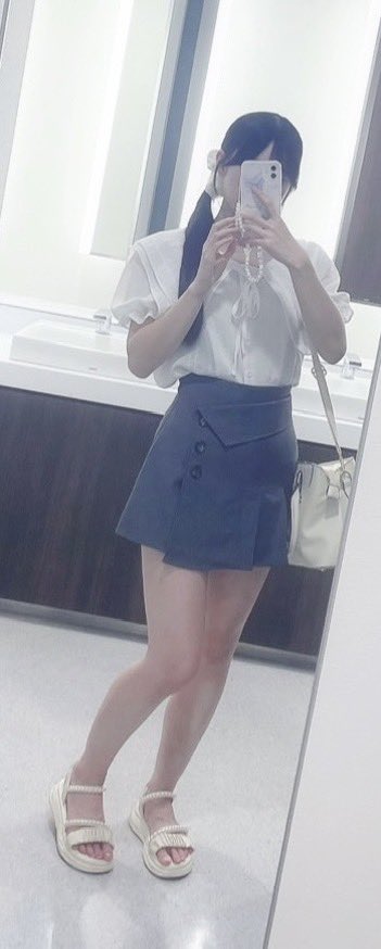 夏に撮った写真が出てきたので載せてみます。
痴漢したくなりますか🥺

前に満員電車で囲まれたの思い出すと、また乗りたくなってきちゃう😂