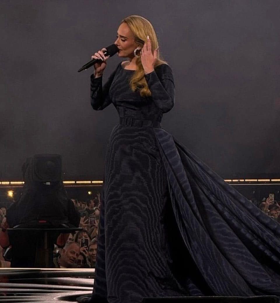 Indie5051's tweet photo. Solo espero que me alcance la vida para poder asistir a un concierto de Adele https://t.co/MygAYyA8s4