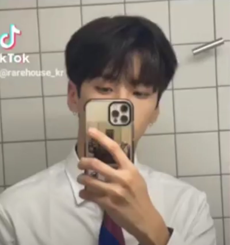 고딩 남성모 셀카 참는사람 일단 나는 못참음
(전부 22년도 틱톡에 올라온거입니다요)