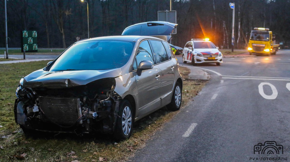 Aanrijding tussen twee auto's in Apeldoorn