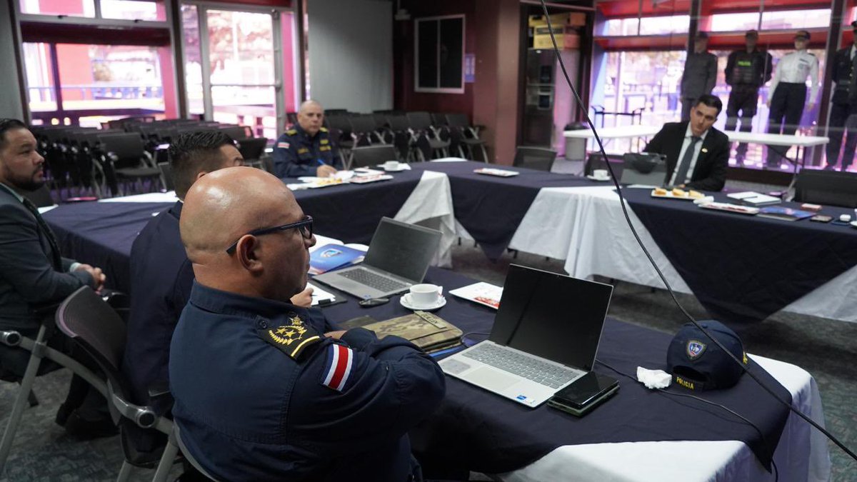 PoliciaColombia's tweet photo. #CooperaciónInternacional | La #AgregaduríaCostaRica 🇨🇷 participó de mesa de trabajo con autoridades de seguridad de este país, con el fin de reforzar las relaciones entre instituciones policiales, entre los temas tratados fueron el análisis de fenómenos que afectan la seguridad regional y el combate frontal a las drogas lícitas, así como el intercambio de buenas prácticas en el modelo de servicio policial.  

🌍 Trabajando juntos por una región más segura. #AméricaSegura