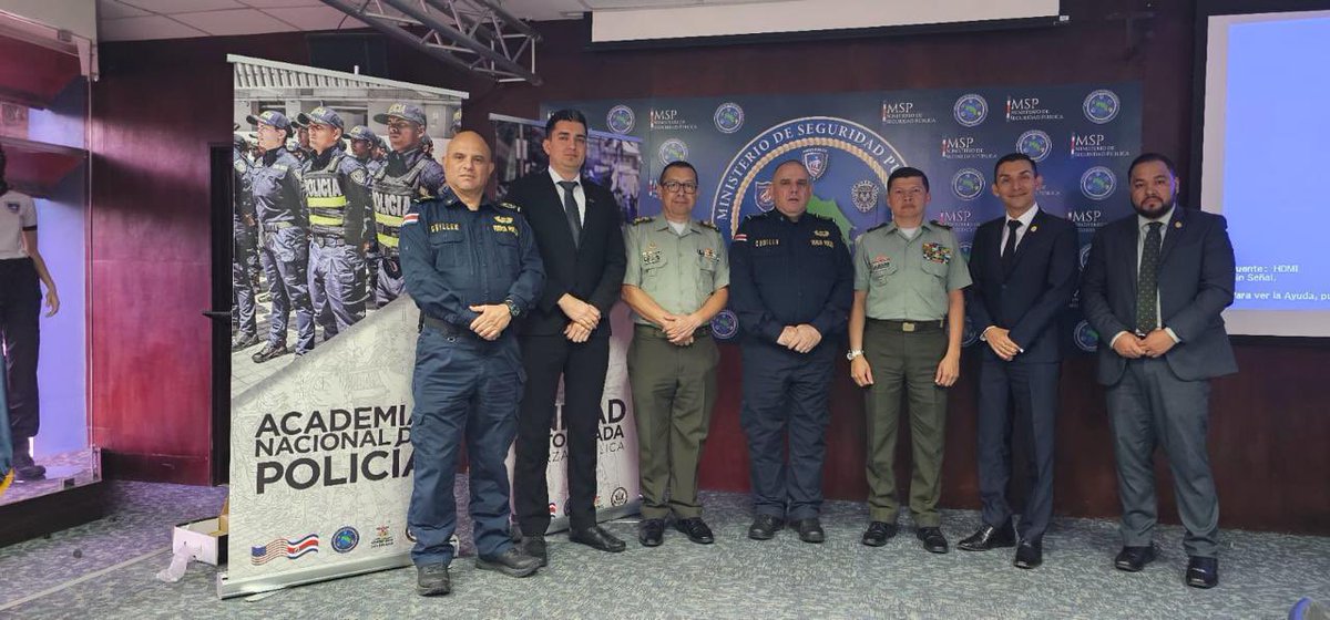 PoliciaColombia's tweet photo. #CooperaciónInternacional | La #AgregaduríaCostaRica 🇨🇷 participó de mesa de trabajo con autoridades de seguridad de este país, con el fin de reforzar las relaciones entre instituciones policiales, entre los temas tratados fueron el análisis de fenómenos que afectan la seguridad regional y el combate frontal a las drogas lícitas, así como el intercambio de buenas prácticas en el modelo de servicio policial.  

🌍 Trabajando juntos por una región más segura. #AméricaSegura