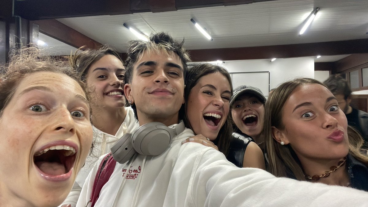 joacoref's tweet photo. acabamos de aterrizar…. CON AMOR OUT NOWWWW QUE OPINARON https://t.co/UPEKU537xx