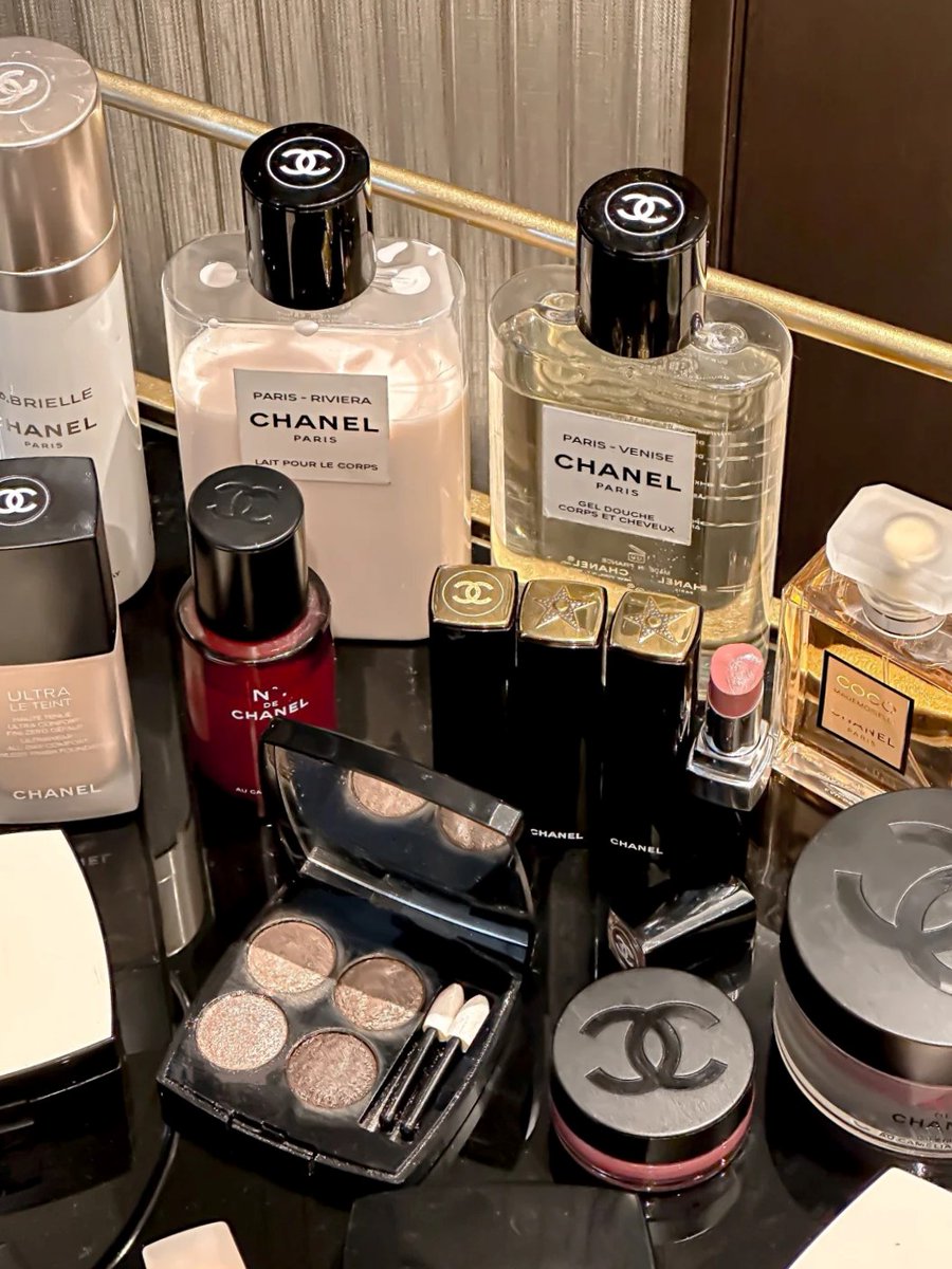 This should be what every woman's dressing table should look like! 💄✨
Are there any brands you like?