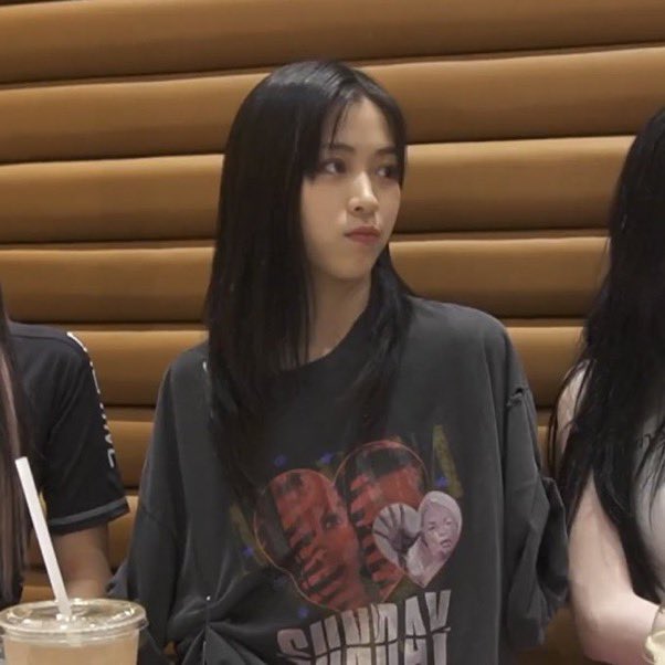 please be a girl kisser 💔