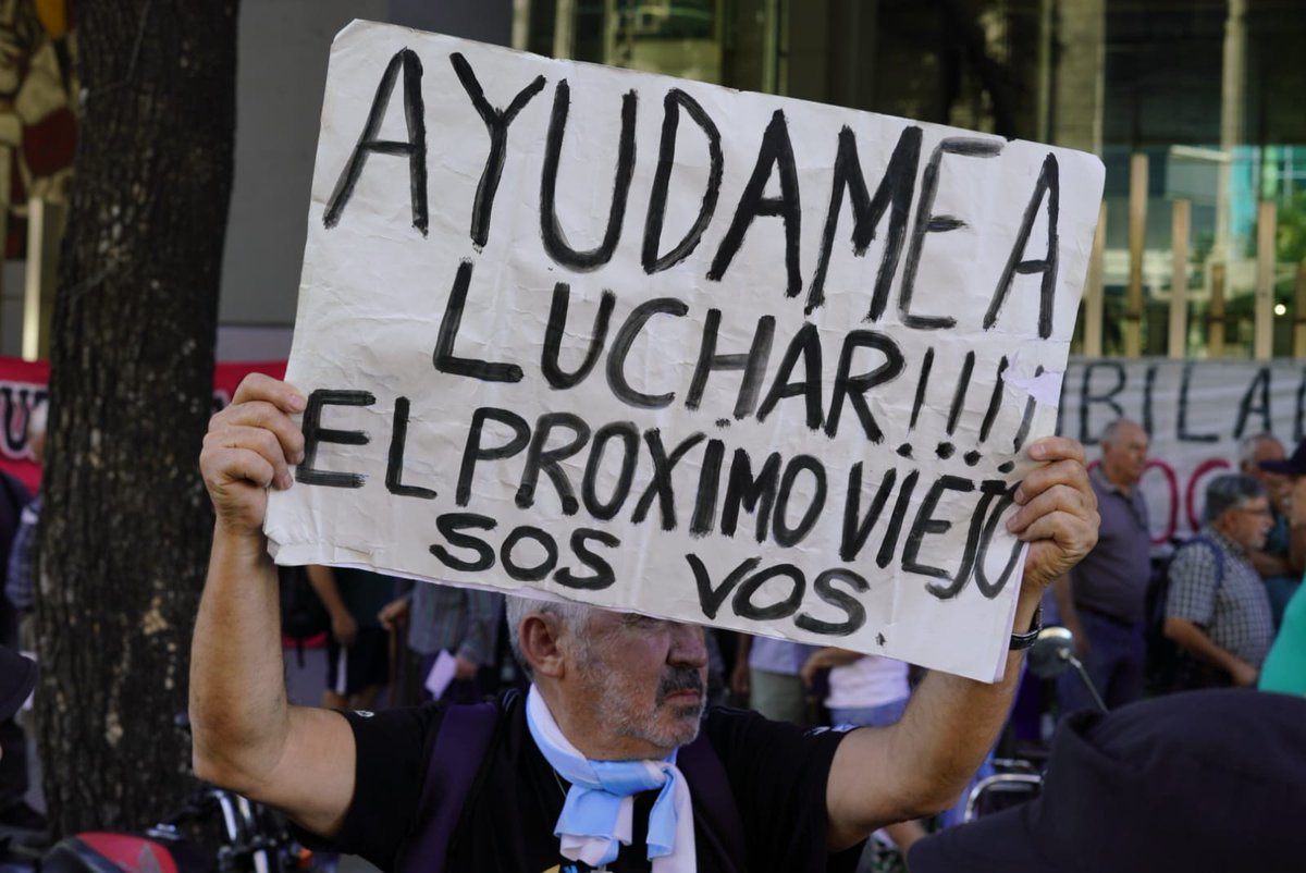 Los jubilados y jubiladas se manifestaron hoy en el Congreso. Saben lo que cobran, para qué les alcanza y por eso protestan cada miércoles. Saben que les van a pegar, pero siguen demandando una vida digna.
⬇️