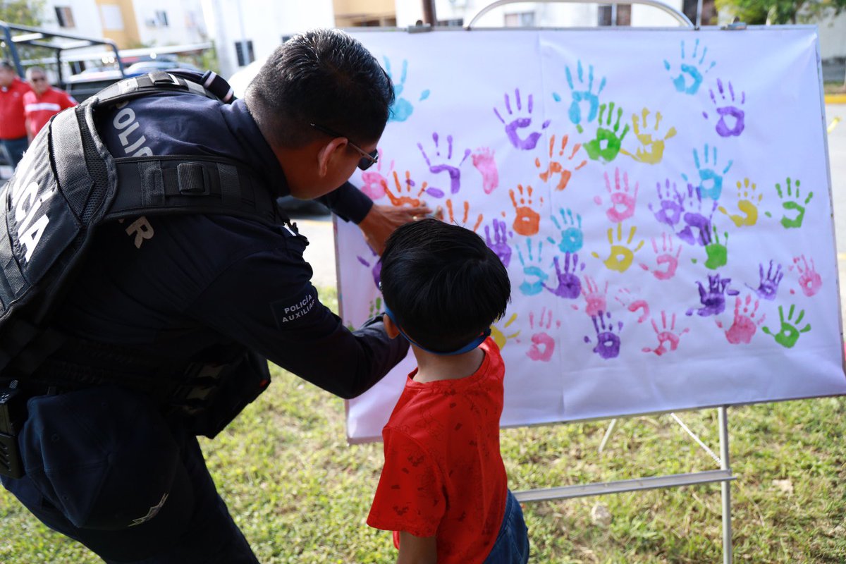 PoliciadeCancun's tweet image. ¡Un espacio de encuentro cercano con los vecinos para fortalecer la seguridad en nuestras calles! 🚓🤝

Agradecemos a todos los participantes por su compromiso con la seguridad y la prevención del delito. 

#ServirYProteger #SMSCYT