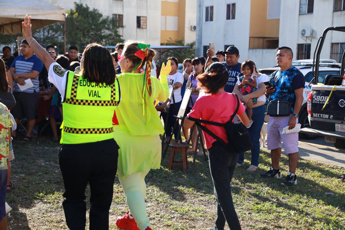 PoliciadeCancun's tweet image. ¡Un espacio de encuentro cercano con los vecinos para fortalecer la seguridad en nuestras calles! 🚓🤝

Agradecemos a todos los participantes por su compromiso con la seguridad y la prevención del delito. 

#ServirYProteger #SMSCYT