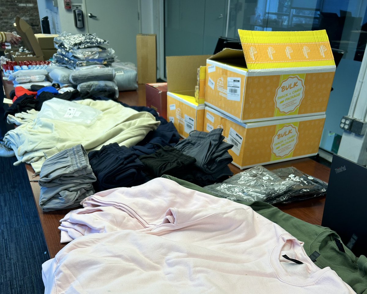 LarkinStreet's tweet image. Huge thank you to Back of the House, Inc. for stepping up in such a big way! 💛 Your team packed 100 comfort and hygiene kits, making sure young people at Larkin Street have the essentials to feel supported, seen, and cared for. #CommunityPartner #Volunteer #EndYouthHomelessness
