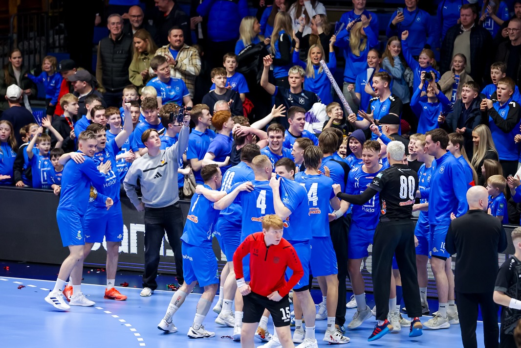 Í kvöld fóru fram undanúrslitaleikir Powerade bikars karla á Ásvöllum. Stjarnan sigraði ÍBV og Fram vann Aftureldingu eftir framlengingu.

Á morgun eru það meistaraflokkur kvenn. Fram - Valur kl. 18 og Haukar - Grótta kl. 20:15.