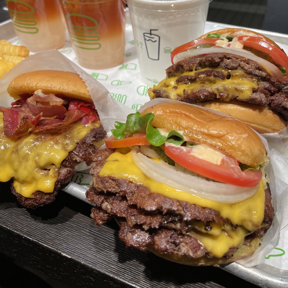 makehistory_L's tweet photo. そうそう
今月食べたバーガーなんだけどさ
これも報告しておきます
#ツタエル 
#バーガー
それから新しいバッグが入荷したよ
近日発売 https://t.co/ave7MDgFaL