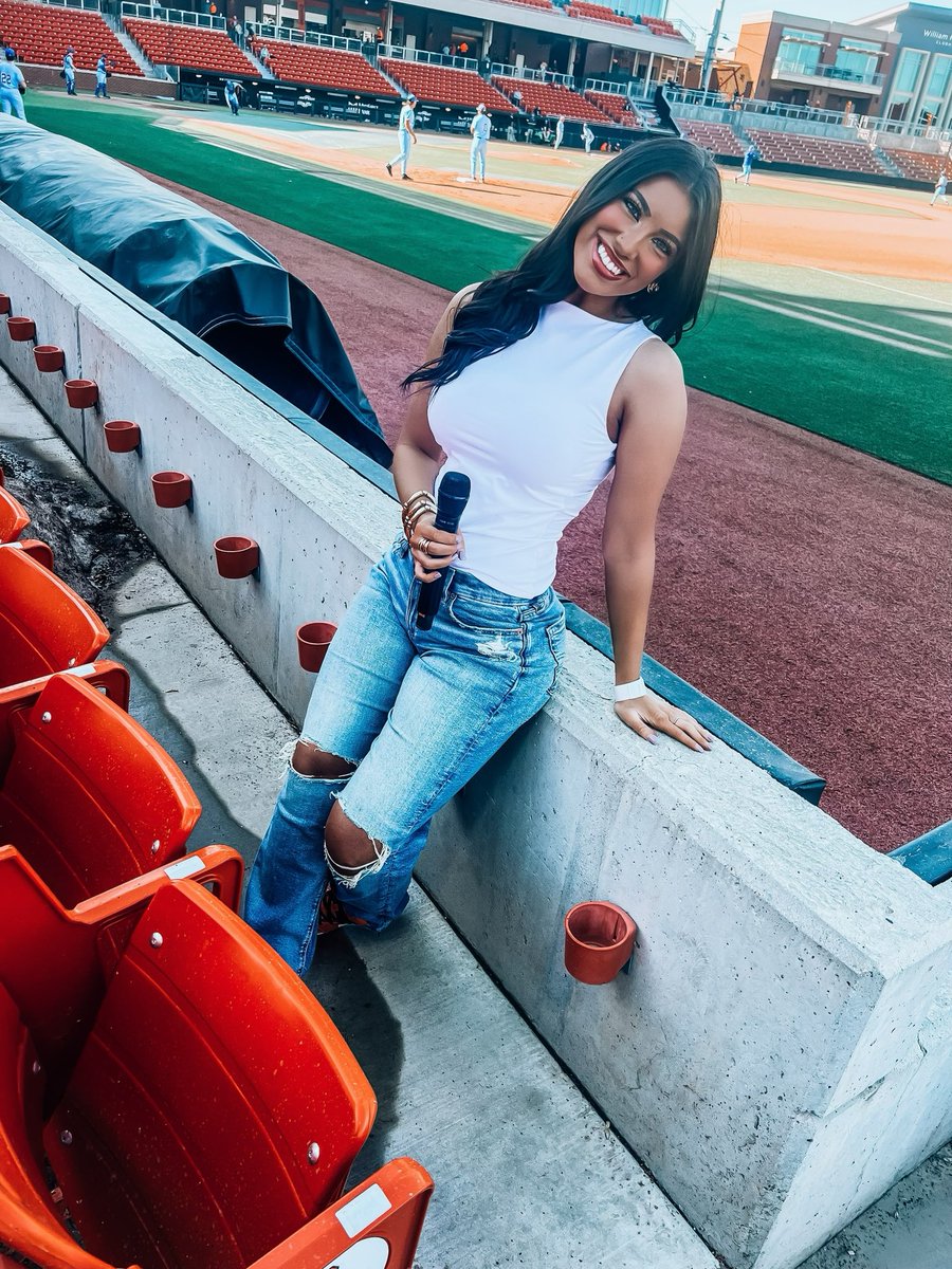 kenna0813's tweet photo. Cowboy baseball has officially started! I got to host game 2 in the opening weekend at o’brate. Oh how I missed it!🧡⚾️ https://t.co/Rsm8NSwIux