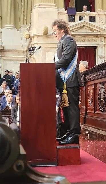 mis2centavos's tweet image. ¿Por qué no van a dejar entrar fotógrafos al acto de apertura de sesiones del Congreso?

Porque @JMilei no quiere fotos como esta.