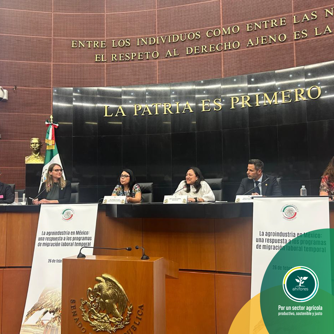 Marion Avril, presidenta de AHIFORES y Juan Pablo Molina, VP de Bienestar Laboral del CNA, participaron en el foro “La agroindustria en México: Una respuesta a los programas de migración laboral temporal”, organizado por la Sen. Karina Ruiz, entre otros