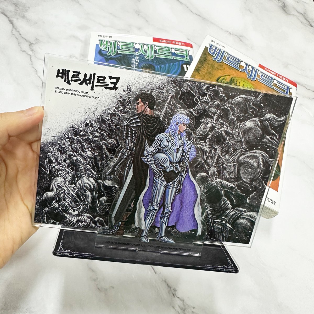 dw_ci's tweet photo. 大베르세르크展 베르세르크 도록 아트워크북
~미우라 켄타로 화업 32년의 궤적~
https://t.co/j8iMhwpFsS

"THE ARTWORK OF BERSERK"
일반판/특별판 동시 발매💥

1989년에서 시작되어 2021년,
마지막까지 불태웠던 미우라 켄타로의
아름답고 경이로운 그림들을 만날 수 있는

THE ARTWORK OF BERSERK
✨특별판 구성✨
📍패키지 박스
📍미우라 켄타로 화업 32년의 궤적
📍일러스트 엽서 2종
📍아크릴 스탠드 1종
📍장패드 1종

▼즐겨찾는 서점에서 만나요~▼
*대원씨아이샵 https://t.co/c1uUTmy7Xs
*스마트스토어 https://t.co/TTrJ3tlgBJ
*교보 https://t.co/hhjGElGtSD
*예스24 https://t.co/jaxF1F7seK
*알라딘 https://t.co/A9JDQupeTh
*11번가 https://t.co/QE0rEVJO1J
*성신북스 https://t.co/SUmYjqqZn6