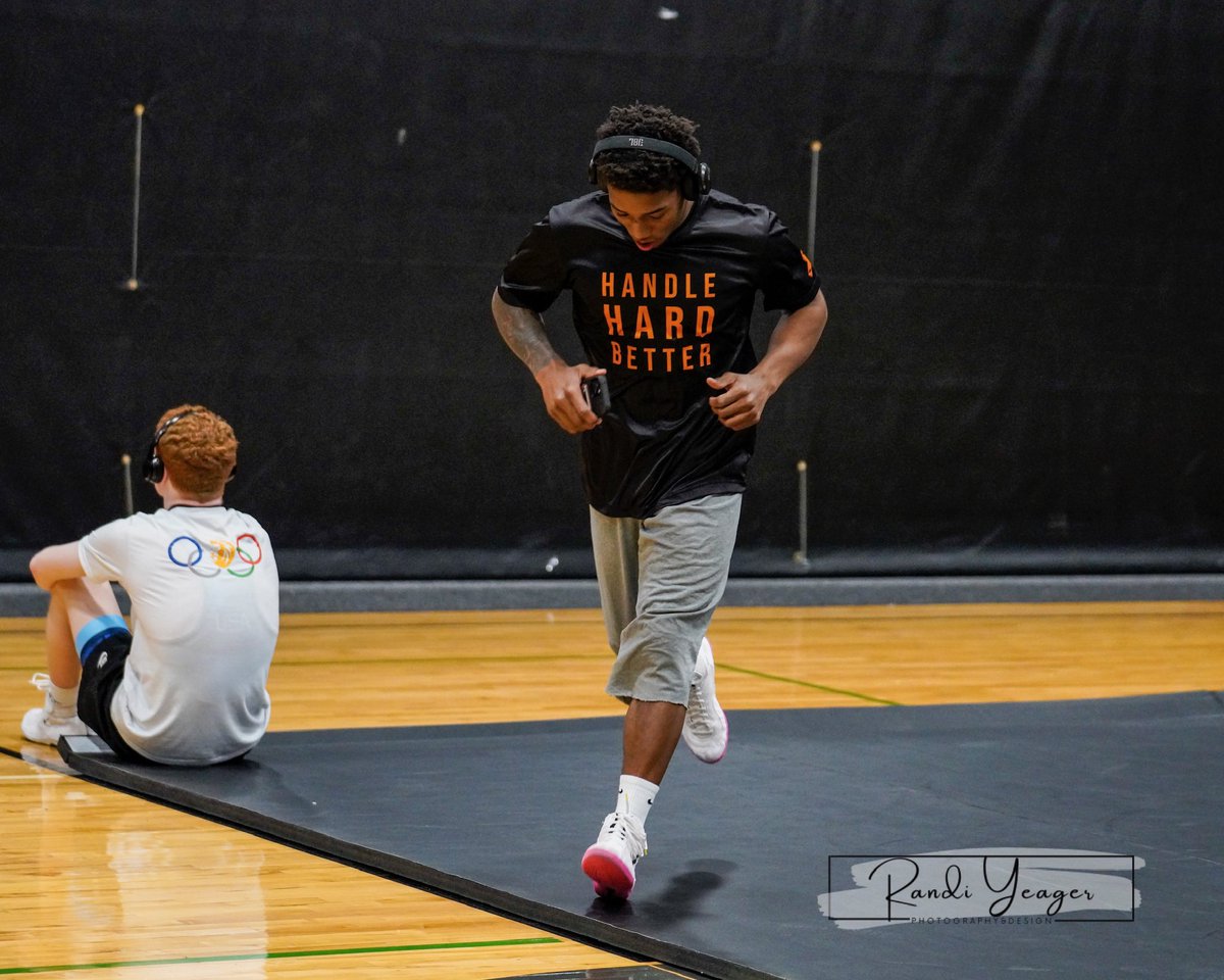CycloneRTC's tweet photo. -【R】【e】【a】【d】【y】-
📸 @randiyeager13
#cyclonertc #nightinamerica #flowrestling https://t.co/6rNynGr69J