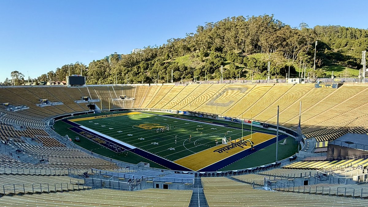 cfbcampustour's tweet photo. 🏟️ California Memorial Stadium Visit 🏟️

📍 Berkeley, CA 
🏫 @CalFootball 
🕰️ Opened in 1923
🪑 62,467 seats

#GoBears https://t.co/0oSTmZih1f