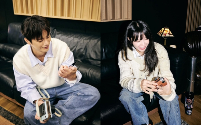kdramahandle71's tweet image. #Reply1997 drama couple #SeoInGuk &amp;amp; #Apink's #JungEunJi spark 'Love Star' suspicions with new photos in matching outfits, taken at the same location posted on their SNS accounts. 

Fans speculate romance, but could it be a teaser for a new project? 👀