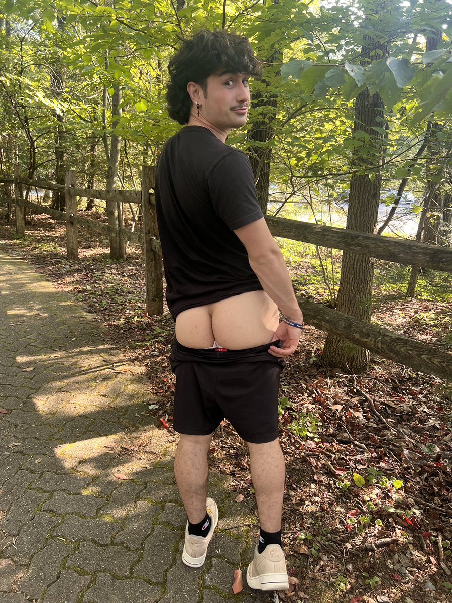 badboybruno1's tweet photo. wanna join me on my hike? 🌲 https://t.co/cJekkiUyOr