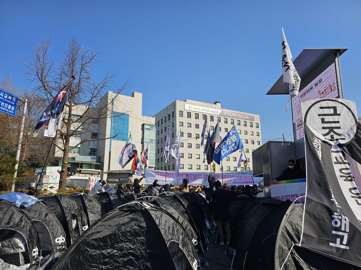 jeonga152391's tweet image. #지혜복을현장으로!
6000명 넘은 이름을 담은 서명지
#서울시교육청 #정근식교육감 은
수령조차 거부했다
무엇이 두려워 받지도 못 하는지
교육청 바닥은 어디일까
우리 분노는 또 얼마나 끓어오르는지
서울시교육감 찌질? 오만?