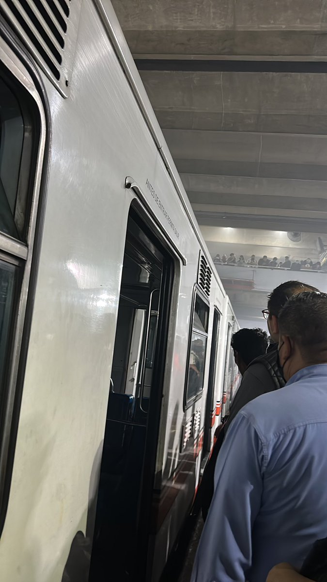 yojuan's tweet photo. @MetroCDMX @HectorUlisesGN @JPDeBotton Se está incendiando el tren que está en Pantitlán ya lo desalojaron o falta que lo retiren https://t.co/0JwE5IYFas