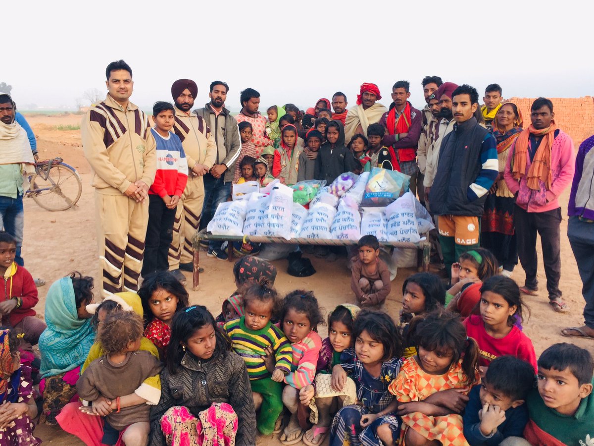 pranav_gh9r's tweet photo. The troubles of the helpless people begin in the winter season, but with the inspiration of Ram Rahim Ji, Millions of volunteers of Dera Sacha Sauda are donating warm clothes to the helpless people in view of the winter so that they can be protected from the cold. #GiftOfWarmth https://t.co/pltnM95jJc