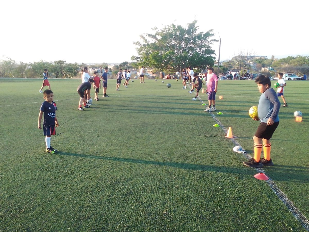 edo_morelos's tweet photo. Hoy iniciamos con mucha alegría la apertura de activación física en comunidad indígena de tlayecac, municipio de Ayala Morelos.
#semaforodeportivo🟢🟡🔴
@FAHHdeporte 
@sbrsusana https://t.co/GG14QwHpbc