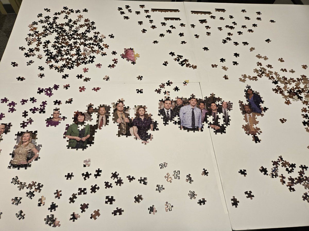 DanShee26990804's tweet photo. @jennafischer @AngelaKinsey 
My Christmas present from my team at work.......a 3000 piece Jigsaw puzzle of The Office. 
Its progressing nicely! We may have ir complete by next Christmas 🤣 https://t.co/z6t7ANZcLr