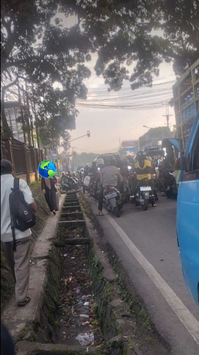 Sekarang, hampir setiap pagi, jalanan di Cigombong macet. Sepertinya kita harus beradaptasi dengan new normal ini.