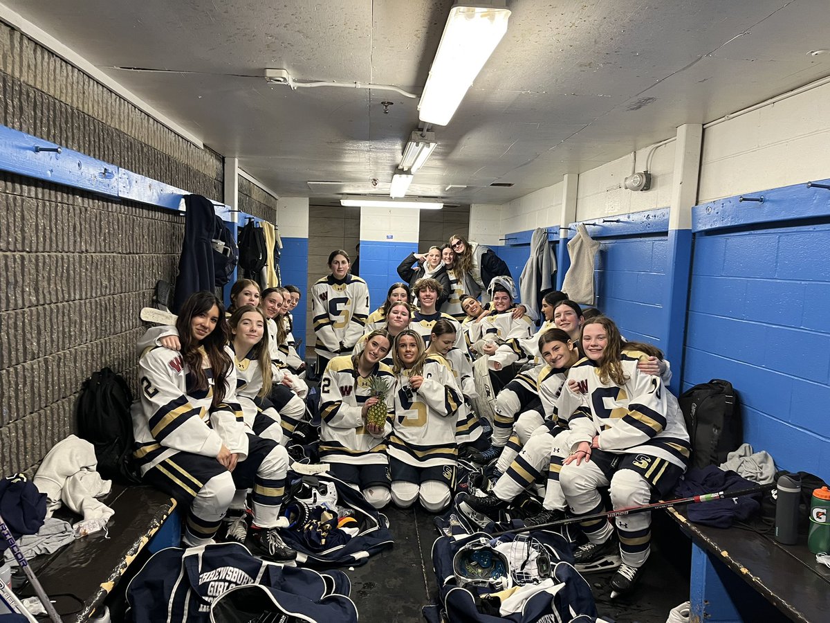 Great 3-2 Win over a strong Arlington team in the First Round! Blaire Fay 🚨🚨last one GWG! Paige O’Donnell 🚨. Adrianna Boucher fantastic in net with 27 saves ! Strongest Link goes to Blaire Fay !
Next up #1 ranked Hingham Saturday 4:00 Pilgrim Rink