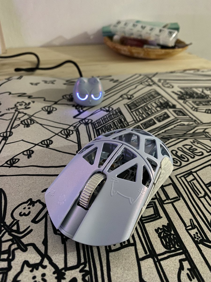Holisss
Estoy vendiendo este muy MUY bello mouse porque no me pude acostumbrar 😔

❄️ WLMOUSE Beast X mini 8k
❄️ 2 meses de uso
❄️ Con caja y accesorios (gliders de vidrio)