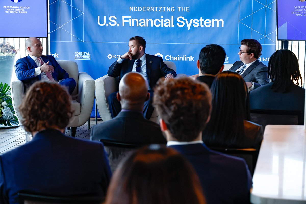 Today in Washington, D.C., Chainlink hosted an invite-only event with U.S.  government representatives to discuss how U.S. policy on blockchain  technology can drive innovation in the financial system. Participants: •  @RepBryanSteil —