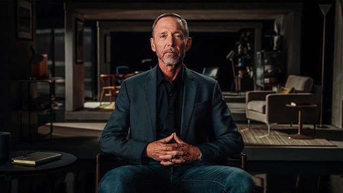 هذا هو كريس فوس.

هو أعظم مفاوض في تاريخ الـ FBI.

تعامل مع أكثر من 300 خاطف ومحتجز للرهائن وإرهابي دولي حول العالم.

إليكم أقوى 9 قواعد للتفاوض وكأن حياتك تعتمد عليها: