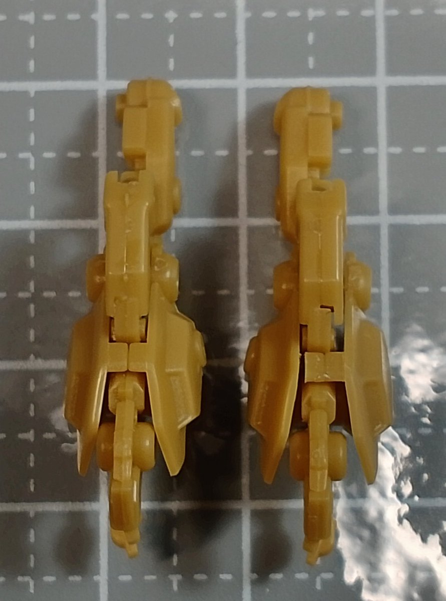 ガンダムアーティファクトのザクキャノンをチマチマと製作中
スネの真ん中の合わせ目を後ハメ出来るように加工しました
しかしとにかく小さくて神経を使います

←加工前　加工後→