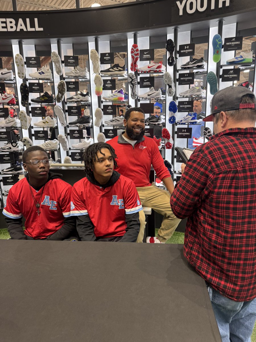 Shout out to <a href="/ETBCAbsb/">ETBCA</a>  for hosting another great Media Day.  Senior Michael Gladney and Junior Tyler Scott represented the program very well. #2800Baseball