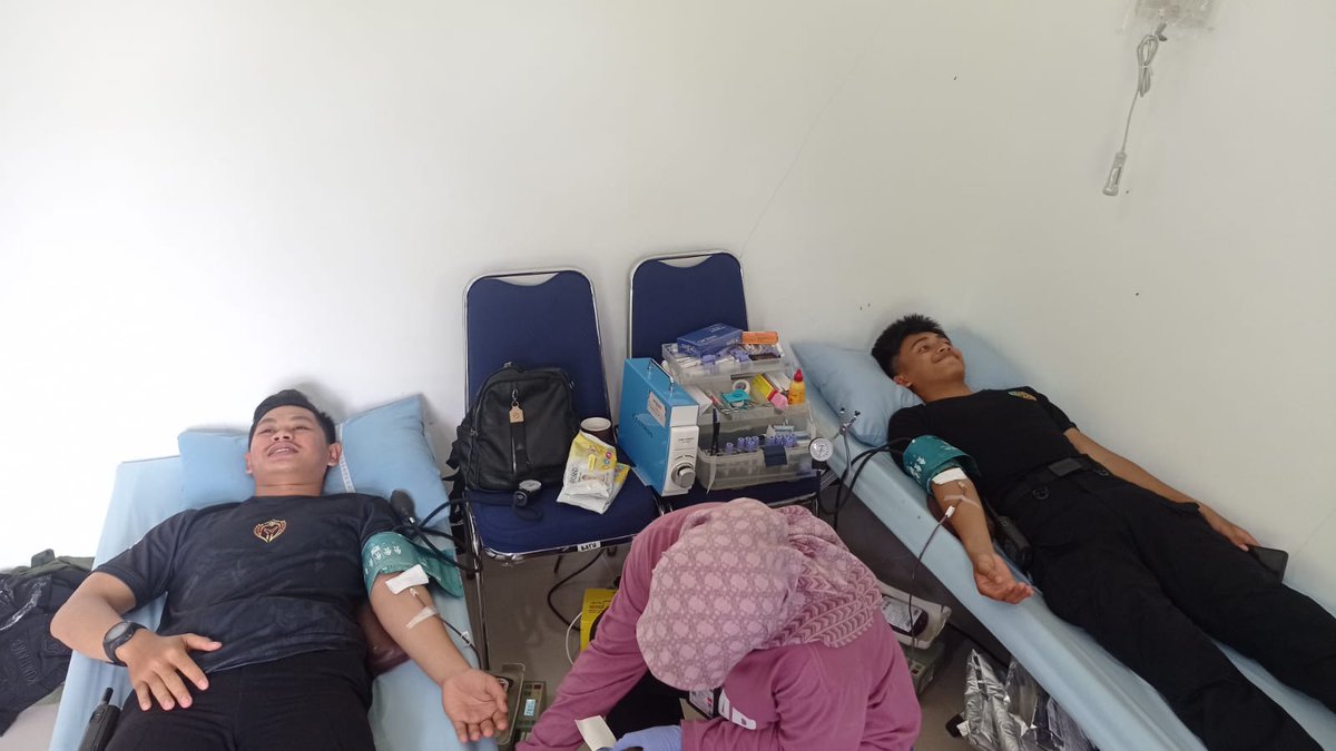 LapasNk's tweet photo. Lapas Pasir Putih Berbagi Kepada PMI Ikuti Donor Darah di Nusakambangan

Cilacap-INFO_PAS. Kegiatan donor darah pada hari ini merupakan wujud sumbangsih pegawai Lapas Pasir Putih Nusakambangan Direktorat Jenderal Pemasyarakataj Jawa Tengah bersama petugas Upt se Nusakambangan https://t.co/DRSk0gXtoE