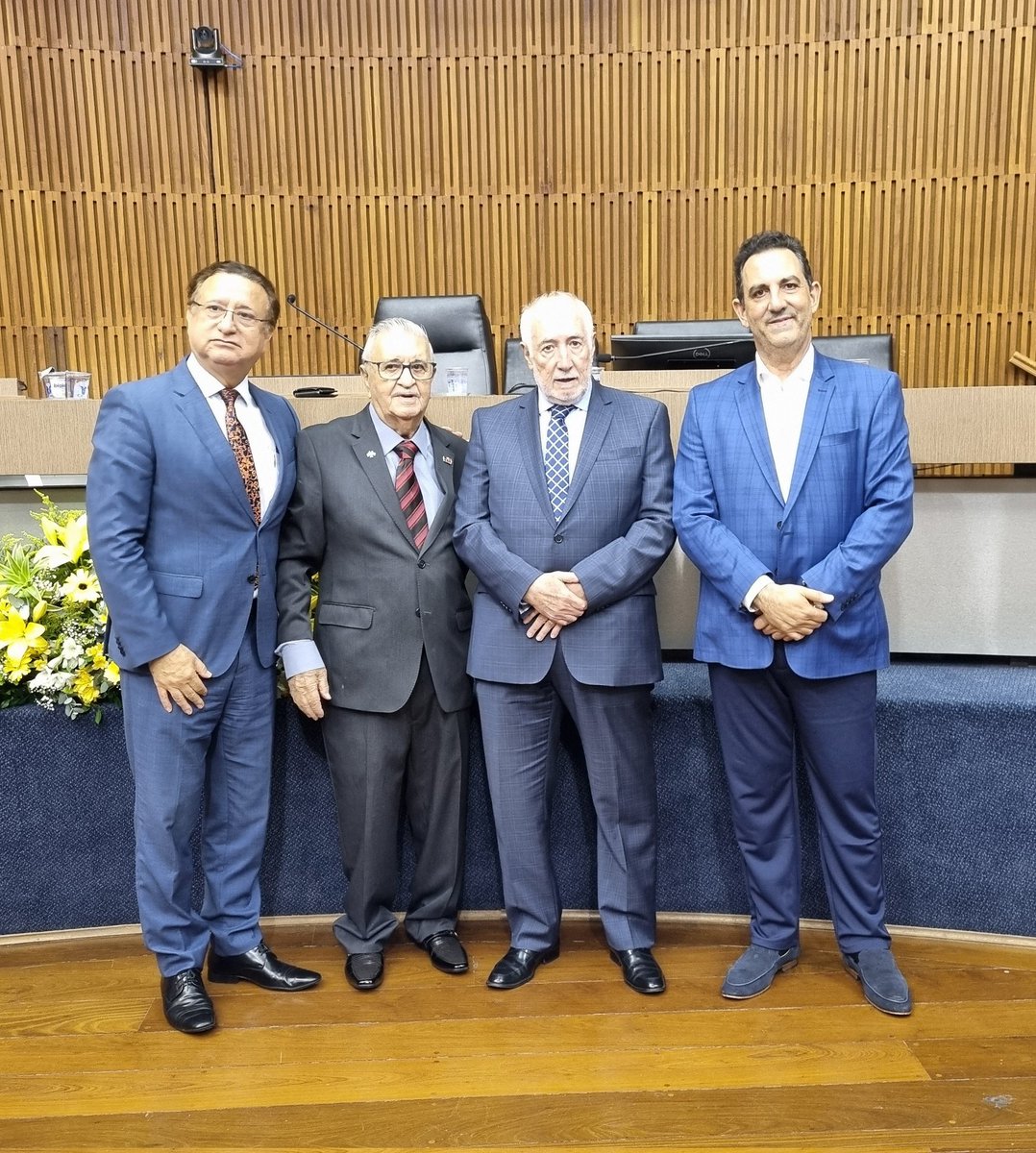 fabiopicarelli's tweet photo. Uma foto que representa história, respeito e dedicação à advocacia!

Aqui, reunimos quatro gerações de ex-presidentes da OAB Santo André, cada um deixando sua marca e contribuindo para o fortalecimento da nossa classe.

Foi uma grande honra presidir essa entidade tão respeitada. https://t.co/xGoanpr9g0