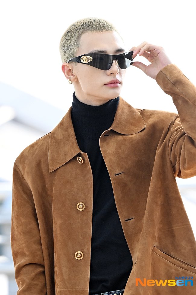 He's so cool 

HYUNJIN IN CAMMINO PER MILANO
#Hyunjin_MFW25
#VersaceFW25