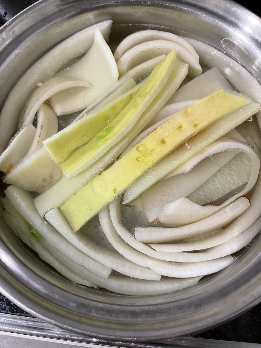 bubutye's tweet photo. 冷蔵庫にある大根の皮貯金が貯まったので、きんぴらに。

大根は薬膳では消化を助けてくれる、胃腸弱子さんの味方的なお野菜。

でも、胃腸が冷え冷えだったり、下痢してる時は、控えめにするのが良いです。

#胃腸#大根#消化不良 https://t.co/2i4Q5Eat9U