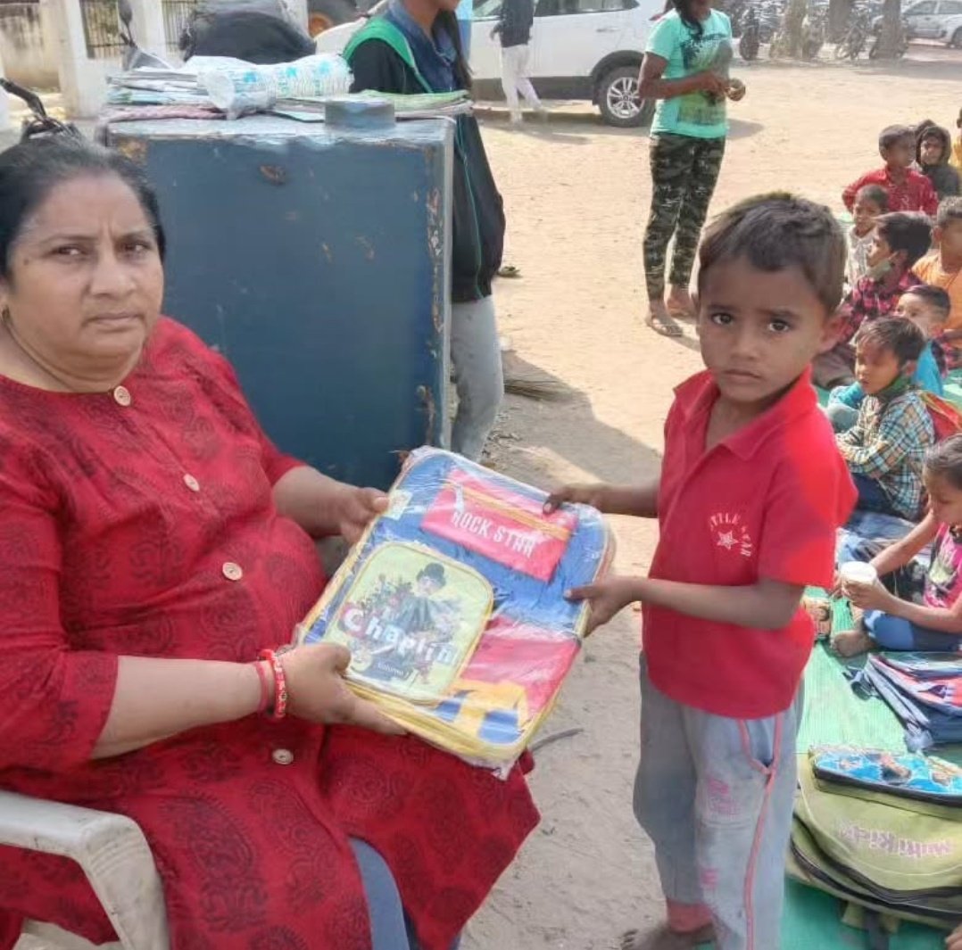 દિવ્ય રોશની સ્ટ્રીટ સ્કૂલના સ્થાપક કેસુબેન નકુમ  મારા મમ્મી પણ છે જે છેલ્લા એક વર્ષથી કેન્સર સામે લડી રહ્યા હતા આજરોજ તેઓ કેન્સર જેવી બીમારી સામે હારી ગયેલ છે વડોદરા લોકોની  સેવા કરવામાં હંમેશા આગે સર જ હોય છે ભગવાન તેની દિવ્ય આત્માને શાંતિ આપે.🙏