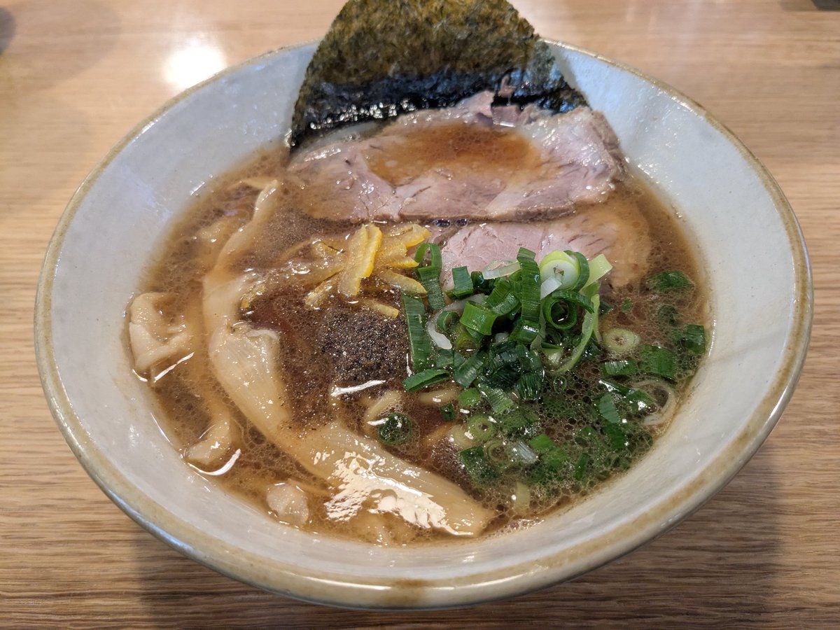 shurihiro's tweet image. 麺道くろとん
限定（昼限定）
柚子煮干し豚骨醤油らぁめん

昼限定を求めてくろとんさんへ✨
G麺じゃなくてもつけ脂タレは必須☺️
程よい煮干し＆柚子のアクセントで満足の一杯でした😋
#沖縄ラーメン
#くろとん