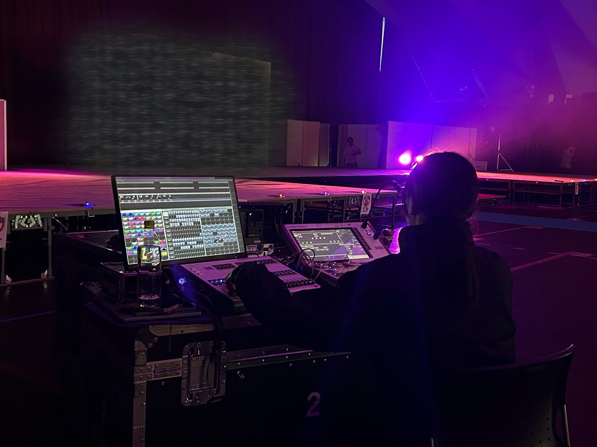jssinc_co_jp's tweet photo. 【現場紹介】大さん橋ホール
#jss #stagelighting #ステージ上から #pinspot #狙ってます #ledpin #横浜 #大さん橋ホール #管理もやってますよ https://t.co/HA43seosGK